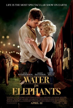 ROBERT PATTINSON DÁ BANHOS A ELEFANTES, LITERALMENTE!
